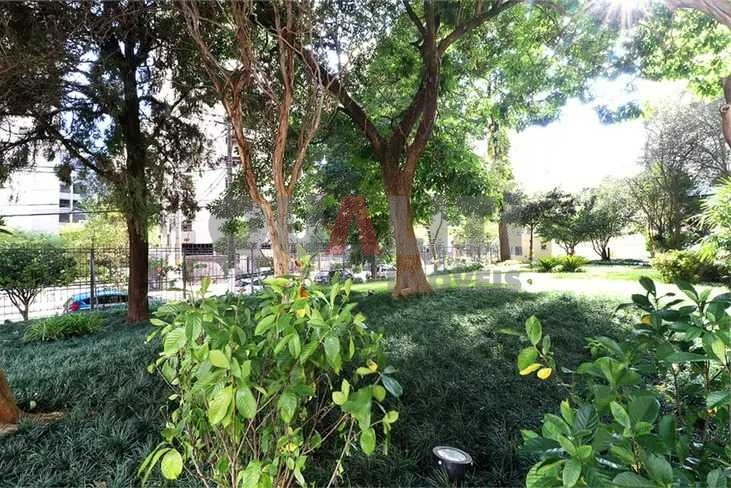 Apartamento à venda em Moema com 3 dormitórios e 1 suíte todo reformado
