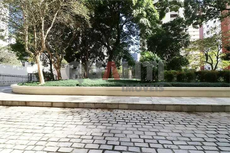 Apartamento à venda em Moema com 3 dormitórios e 1 suíte todo reformado
