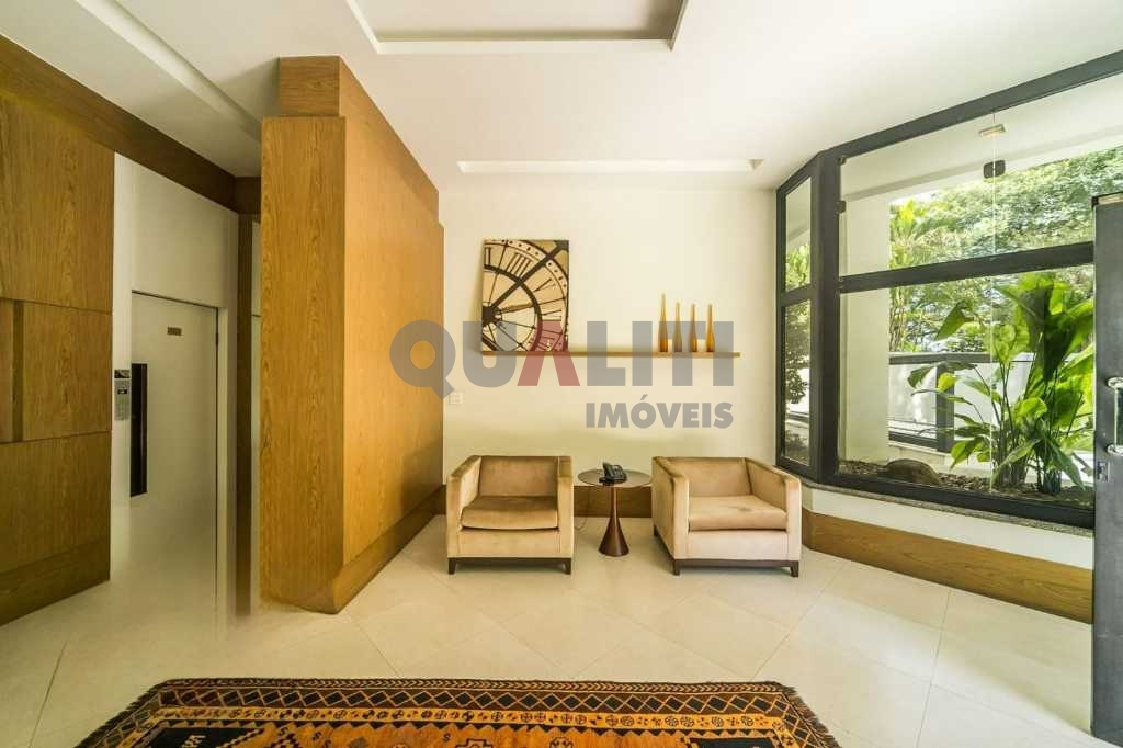 Apartamento à venda com 220m² mobiliado com 4 dormitórios, 3 suítes sendo 1 por andar, no Campo Belo.
