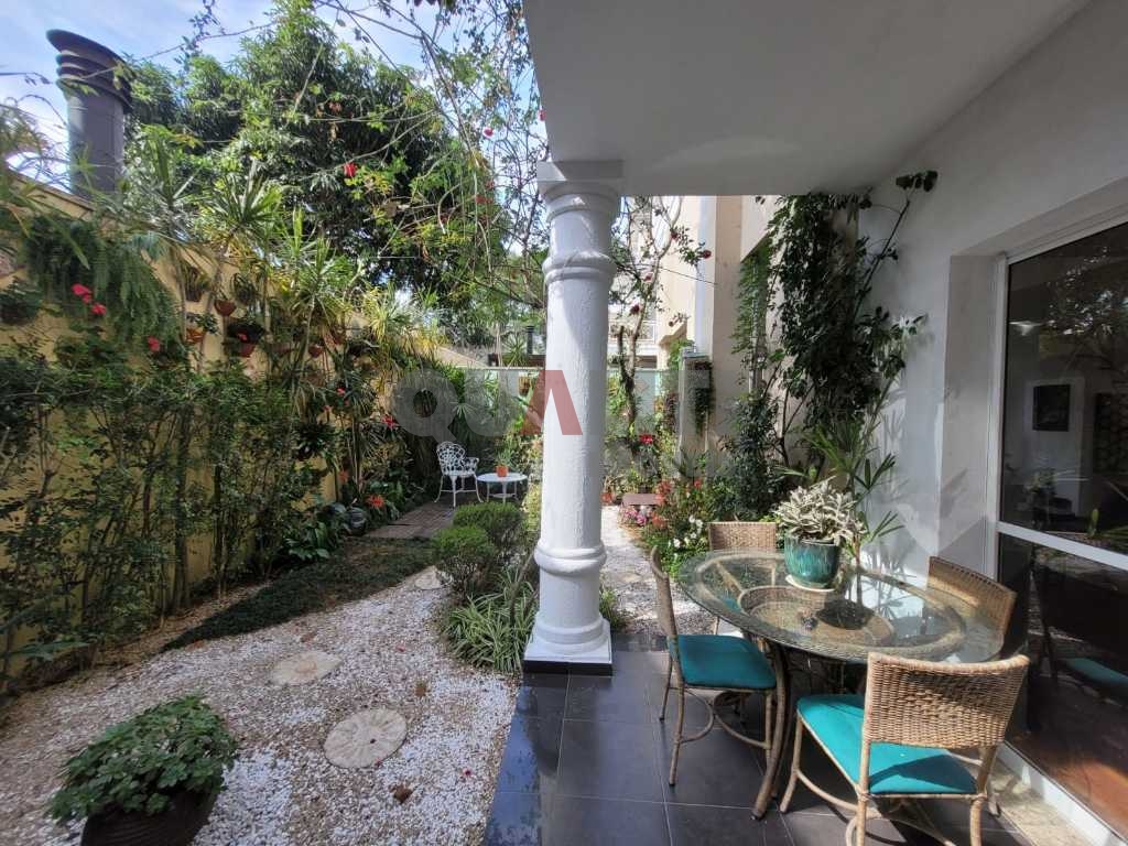 Casa em condomínio fechado, para venda e locação no Alto da Boa Vista.