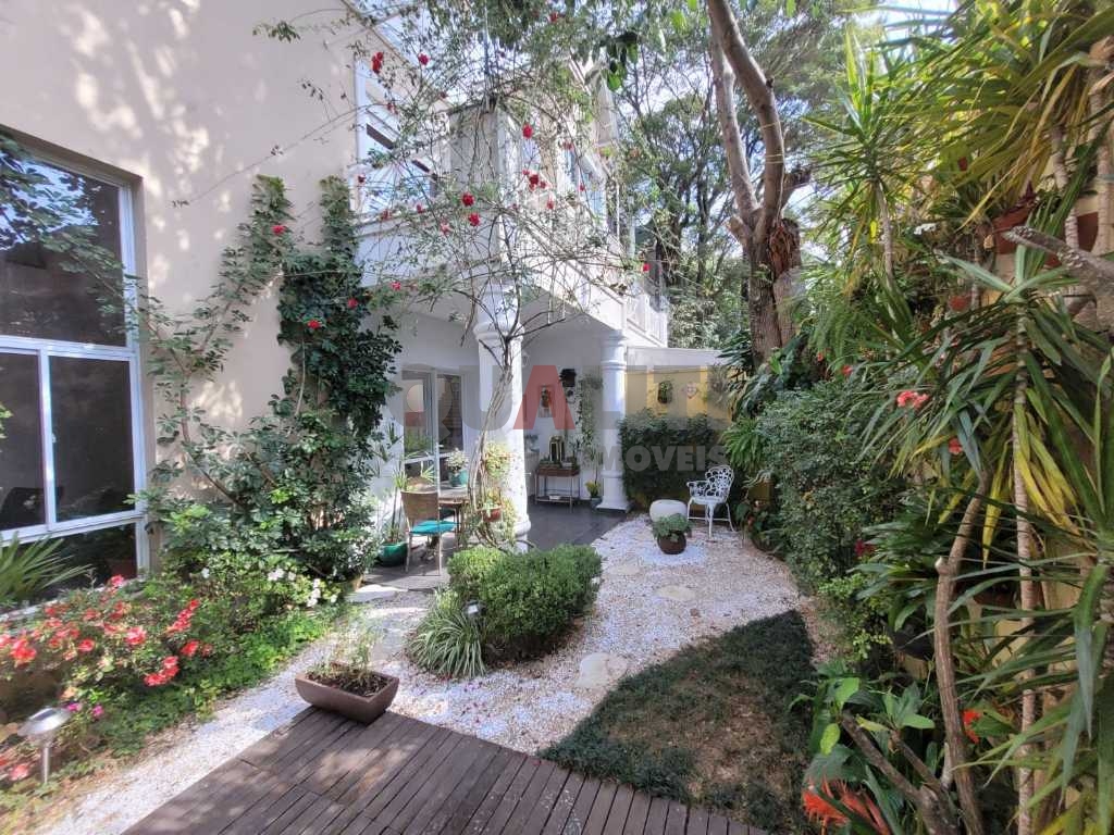 Casa em condomínio fechado, para venda e locação no Alto da Boa Vista.