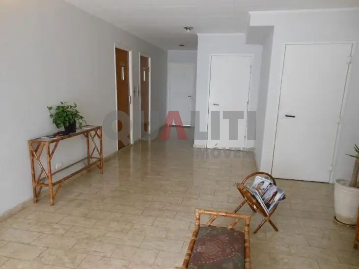 Apartamento de 1 dormitório reformado para venda em Moema próximo do Parque Ibirapuera.