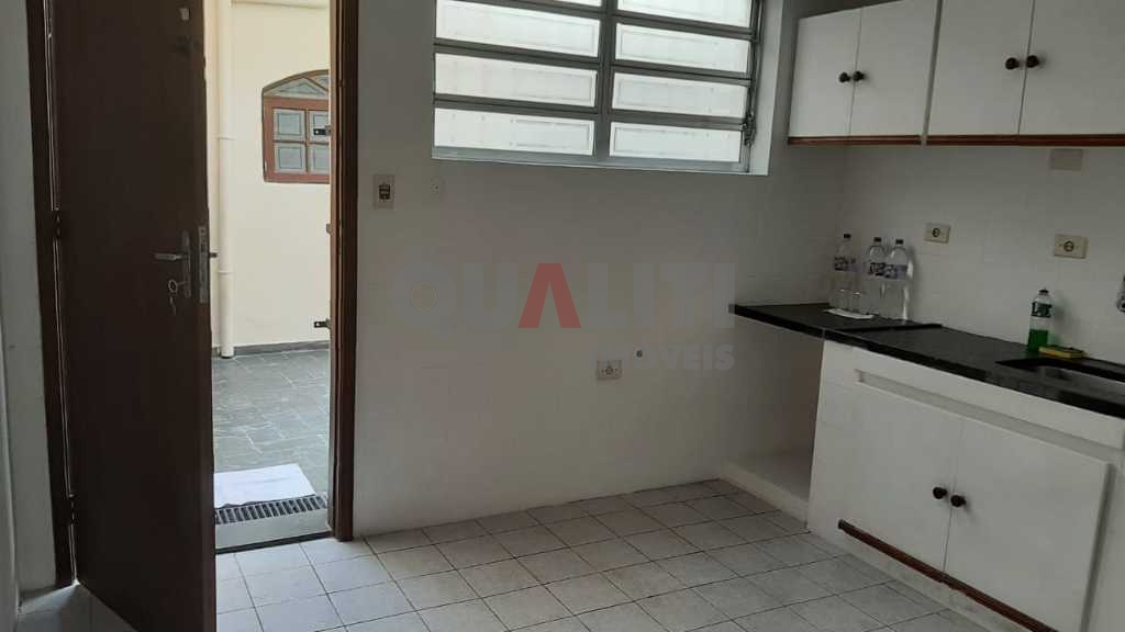 Casa para Locação, 3 dormitórios, hidromassagem, churrasqueira, portão automático, 2 vagas em Moema.