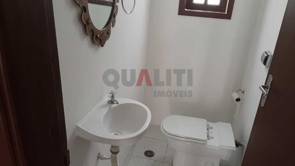 Casa para Locação, 3 dormitórios, hidromassagem, churrasqueira, portão automático, 2 vagas em Moema.