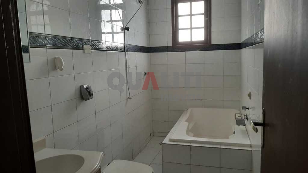 Casa para Locação, 3 dormitórios, hidromassagem, churrasqueira, portão automático, 2 vagas em Moema.
