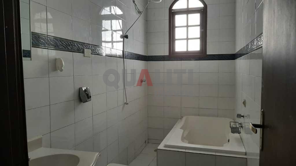 Casa para Locação, 3 dormitórios, hidromassagem, churrasqueira, portão automático, 2 vagas em Moema.