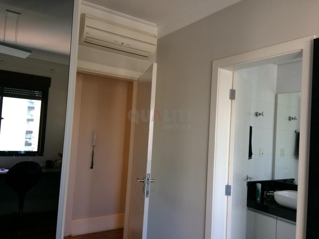 Apartamento para Venda com 210 m², 4 quartos, 2 suítes, 3 vagas, em Moema fora da rota.