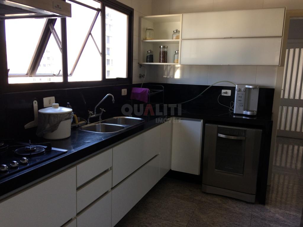 Apartamento para Venda com 210 m², 4 quartos, 2 suítes, 3 vagas, em Moema fora da rota.
