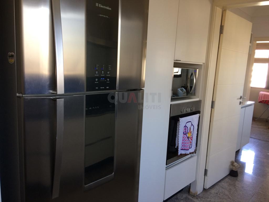 Apartamento para Venda com 210 m², 4 quartos, 2 suítes, 3 vagas, em Moema fora da rota.