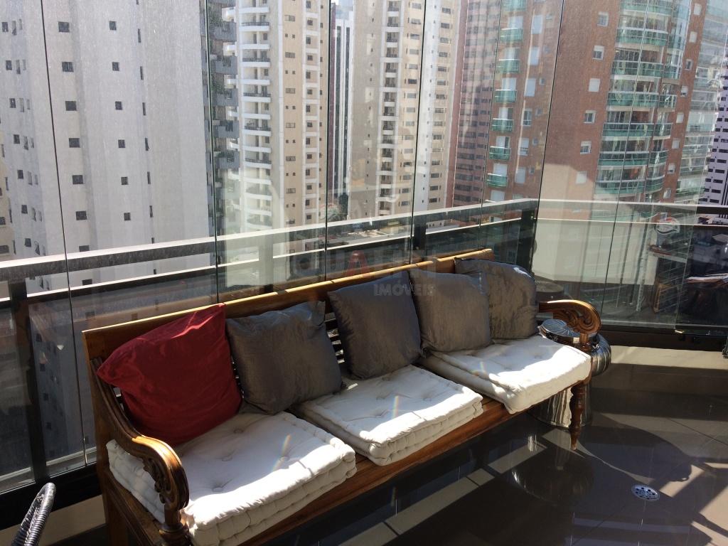 Apartamento para Venda com 210 m², 4 quartos, 2 suítes, 3 vagas, em Moema fora da rota.