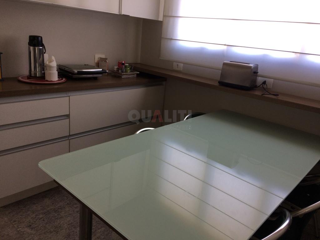 Apartamento para Venda com 210 m², 4 quartos, 2 suítes, 3 vagas, em Moema fora da rota.