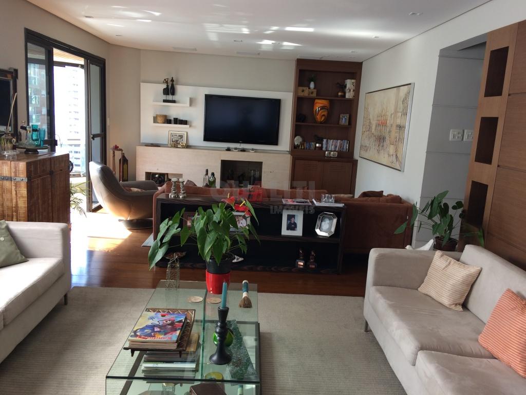 Apartamento para Venda com 210 m², 4 quartos, 2 suítes, 3 vagas, em Moema fora da rota.