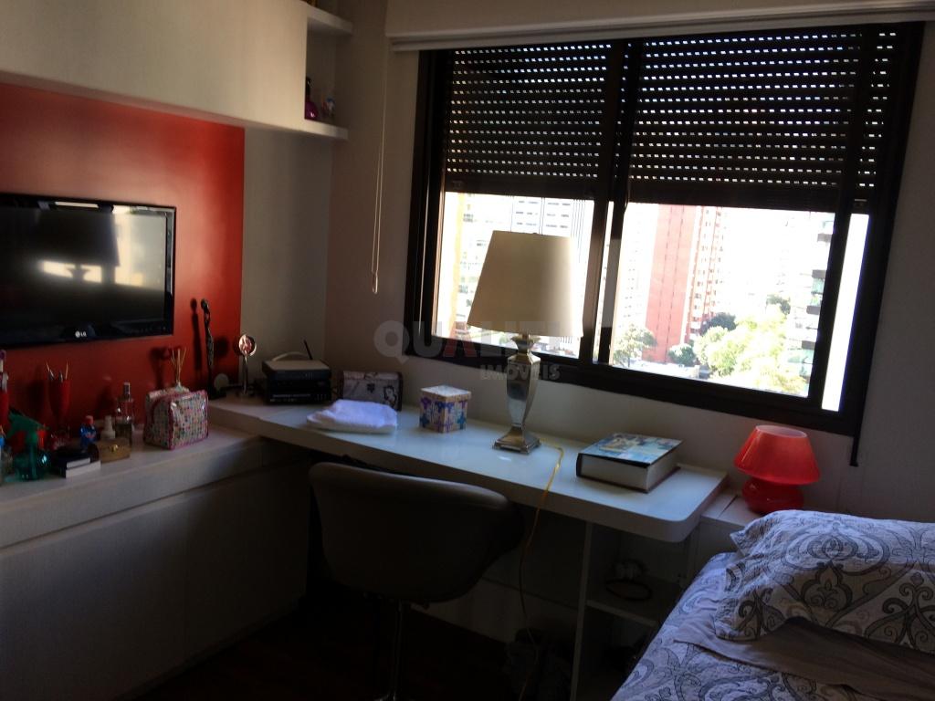 Apartamento para Venda com 210 m², 4 quartos, 2 suítes, 3 vagas, em Moema fora da rota.