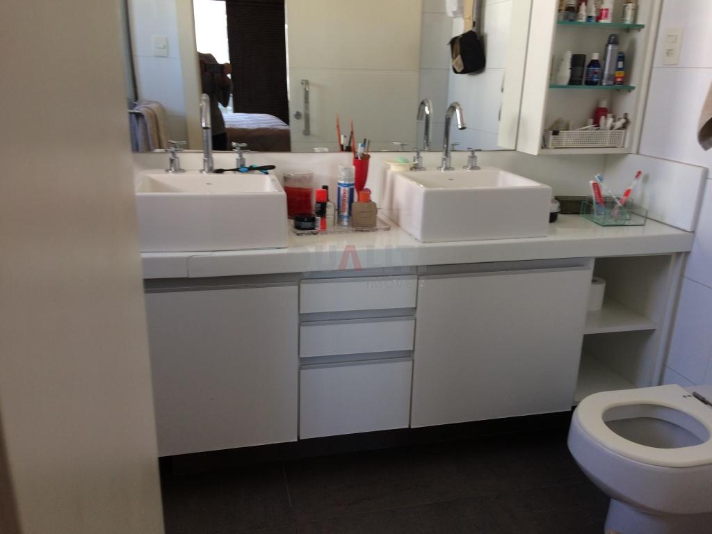 Apartamento para Venda com 210 m², 4 quartos, 2 suítes, 3 vagas, em Moema fora da rota.