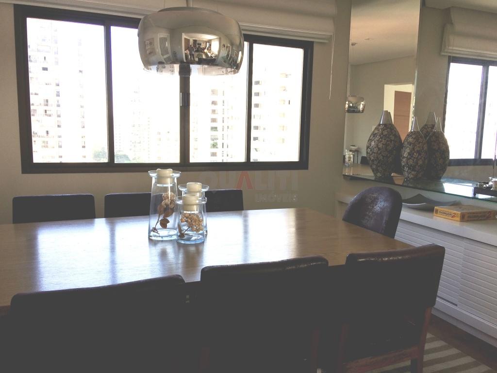 Apartamento para Venda com 210 m², 4 quartos, 2 suítes, 3 vagas, em Moema fora da rota.