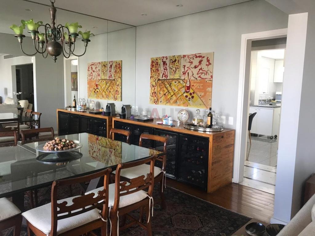 Na melhor localização de Moema Pássaros Sinata-se em casa 3 Suítes 230m2 ao Lcado Mobili e CONSAN