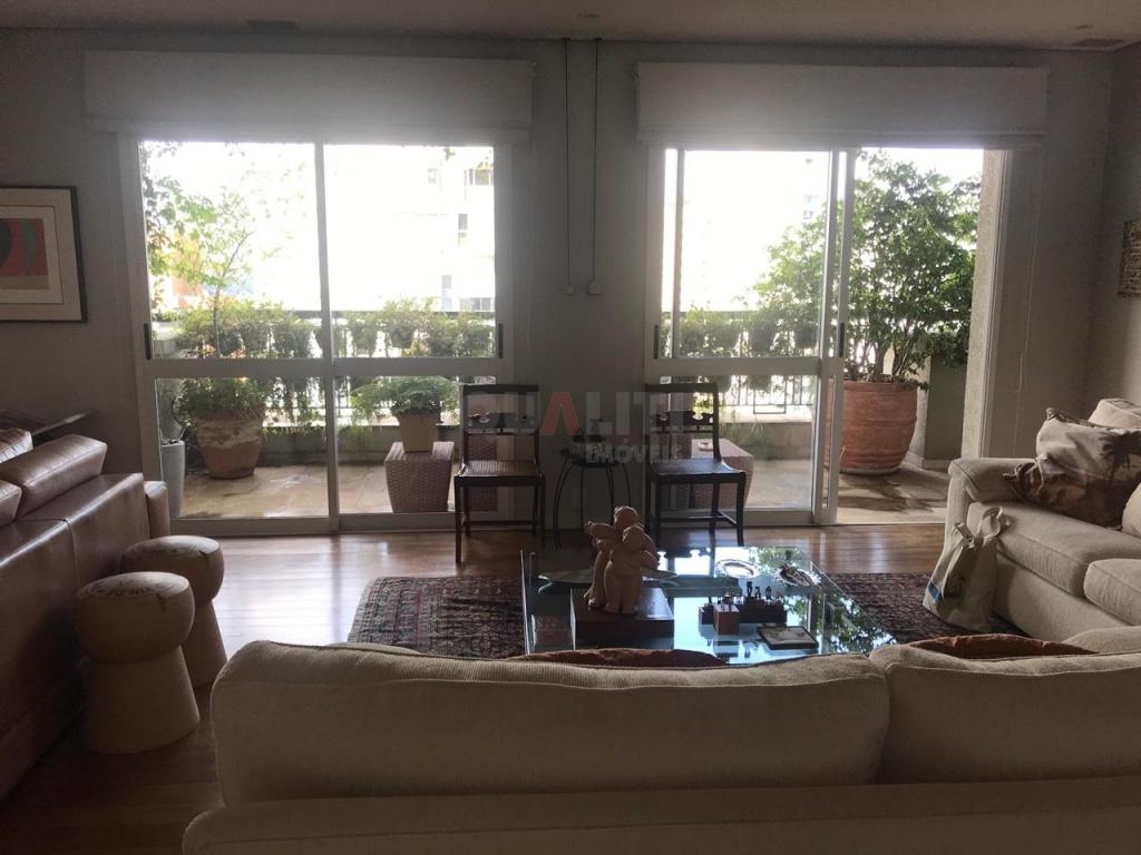 Na melhor localização de Moema Pássaros Sinata-se em casa 3 Suítes 230m2 ao Lcado Mobili e CONSAN