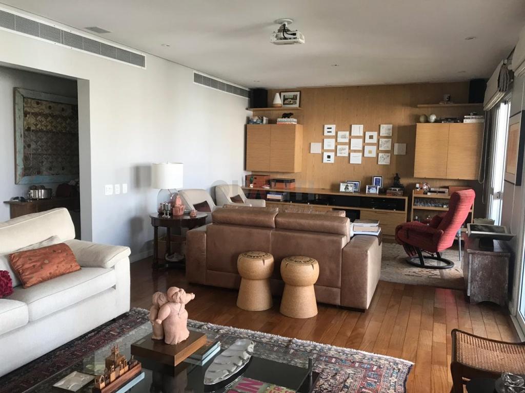 Na melhor localização de Moema Pássaros Sinata-se em casa 3 Suítes 230m2 ao Lcado Mobili e CONSAN