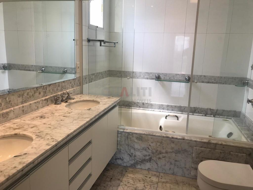 Apartamento para Locação e Venda com 218 m² no Campo Belo com 3 dormitórios, 3 suítes e 5 vagas de garagem