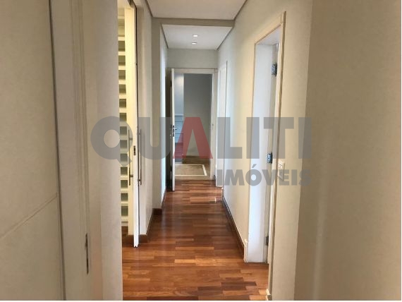 Apartamento para Locação e Venda com 218 m² no Campo Belo com 3 dormitórios, 3 suítes e 5 vagas de garagem