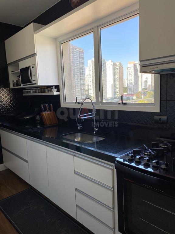 Apartamento para venda e locação com 116 m² reformado, mobiliado, 2 suítes, closet, varanda, 3 vagas no Campo Belo