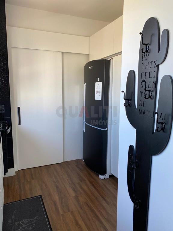 Apartamento para venda e locação com 116 m² reformado, mobiliado, 2 suítes, closet, varanda, 3 vagas no Campo Belo