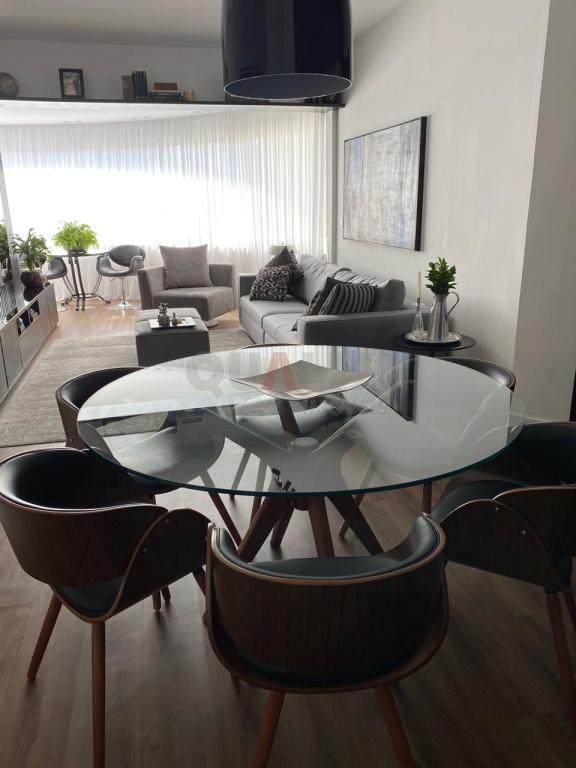 Apartamento para venda e locação com 116 m² reformado, mobiliado, 2 suítes, closet, varanda, 3 vagas no Campo Belo