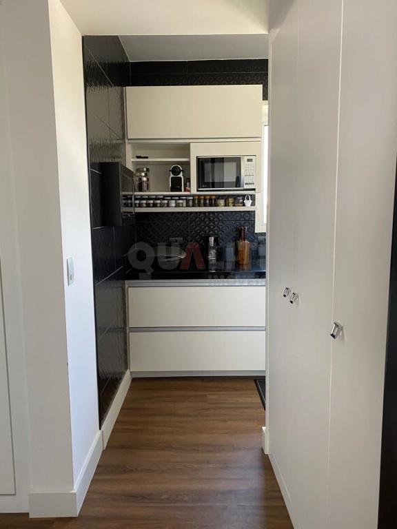 Apartamento para venda e locação com 116 m² reformado, mobiliado, 2 suítes, closet, varanda, 3 vagas no Campo Belo