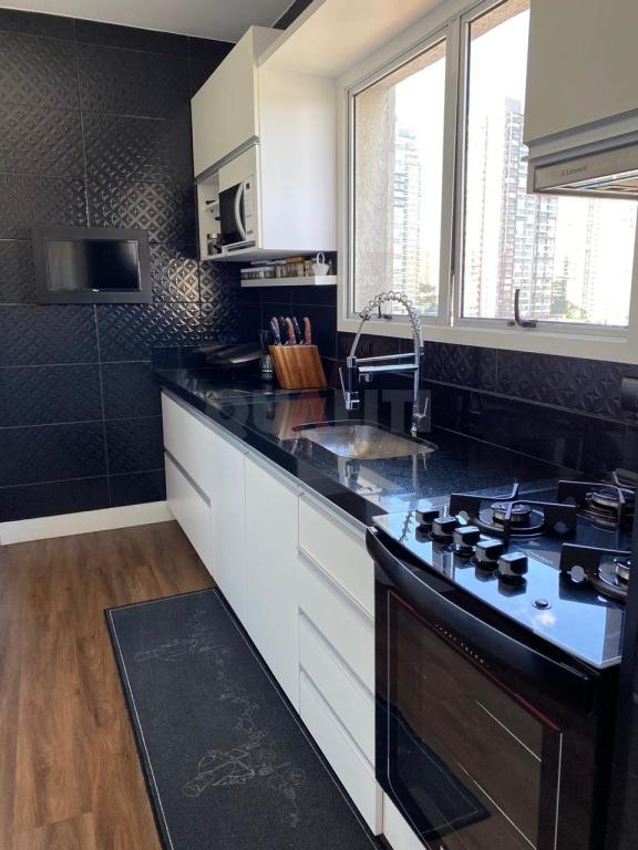 Apartamento para venda e locação com 116 m² reformado, mobiliado, 2 suítes, closet, varanda, 3 vagas no Campo Belo