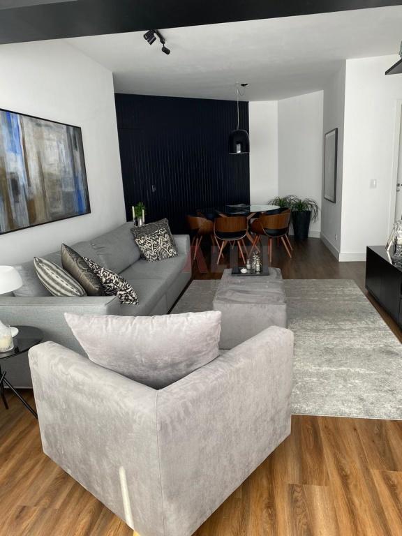 Apartamento para venda e locação com 116 m² reformado, mobiliado, 2 suítes, closet, varanda, 3 vagas no Campo Belo