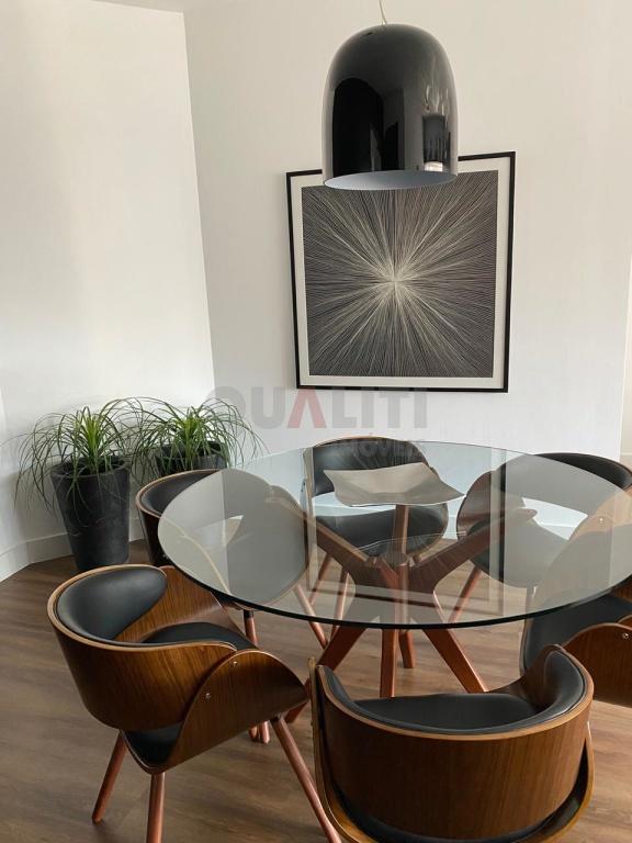 Apartamento para venda e locação com 116 m² reformado, mobiliado, 2 suítes, closet, varanda, 3 vagas no Campo Belo
