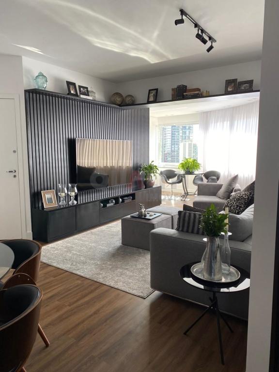 Apartamento para venda e locação com 116 m² reformado, mobiliado, 2 suítes, closet, varanda, 3 vagas no Campo Belo