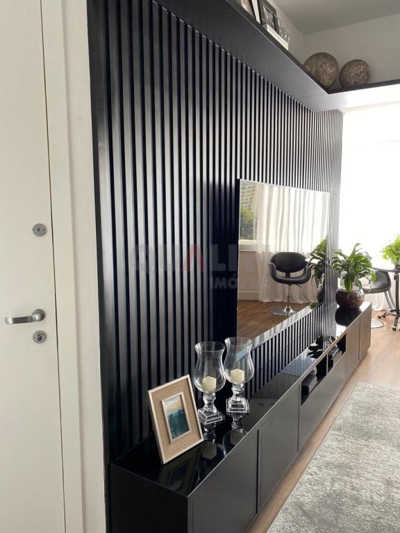 Apartamento para venda e locação com 116 m² reformado, mobiliado, 2 suítes, closet, varanda, 3 vagas no Campo Belo