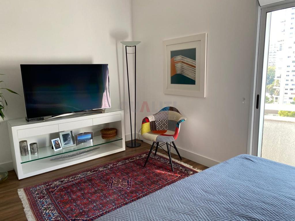 Apartamento para venda e locação com 116 m² reformado, mobiliado, 2 suítes, closet, varanda, 3 vagas no Campo Belo