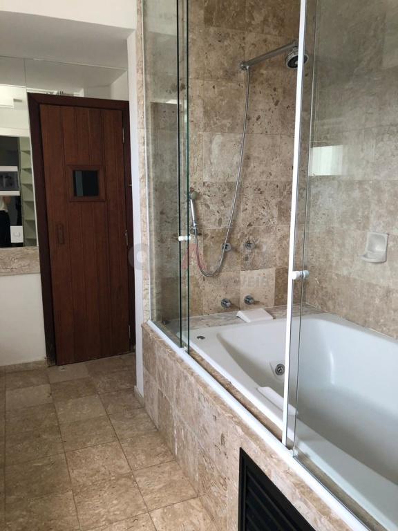 Apartamento Cobertura à Venda em Moema.