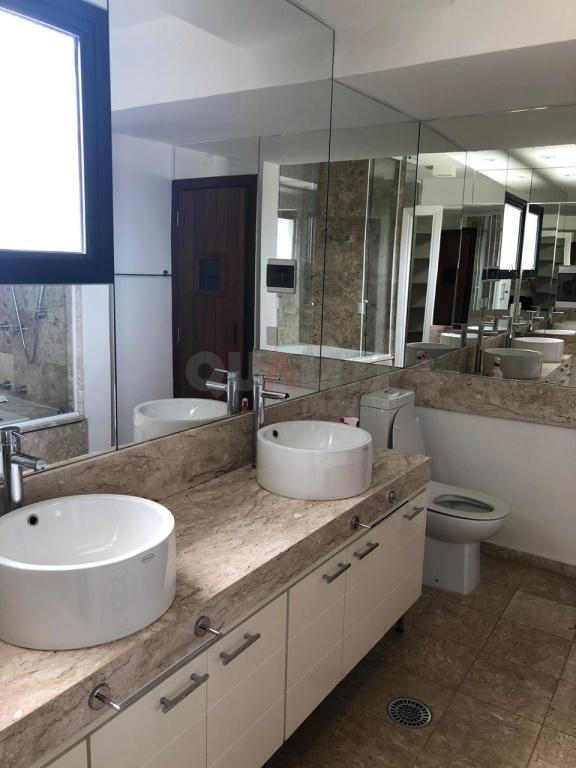 Apartamento Cobertura à Venda em Moema.