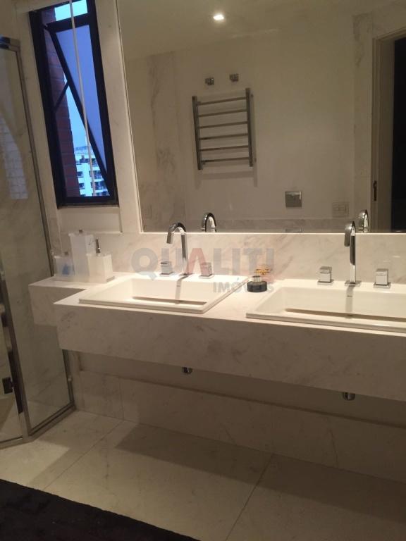 Apartamento 4 dormitórios com 2 suítes em Moema São Paulo
