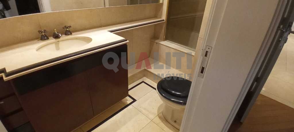 Apartamento alto padrão um por andar para Locação e Venda , 280 m², 3 dormitórios, 1 suíte, 2 garagens em Moema Pássaros.
