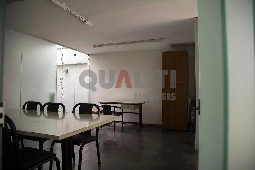 Imóvel Casa Comercial 200 m² para Locação e Venda em Moema com 4 quartos e 4 banheiros e 2 vagas