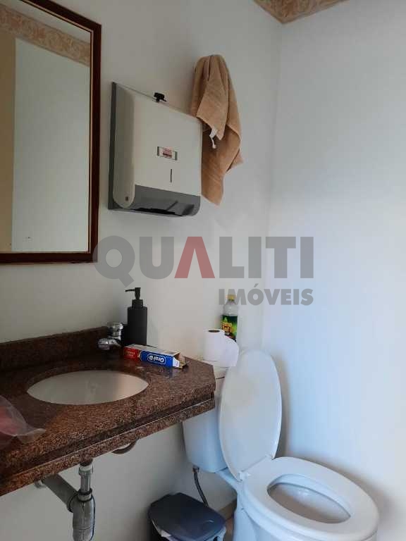 Conjunto comercial para locação na Vila Nova Conceição com 63 m² úteis, copa, 2 banheiros, ar condicionado, 3 vagas de garagem e baixa taxa de condomínio.