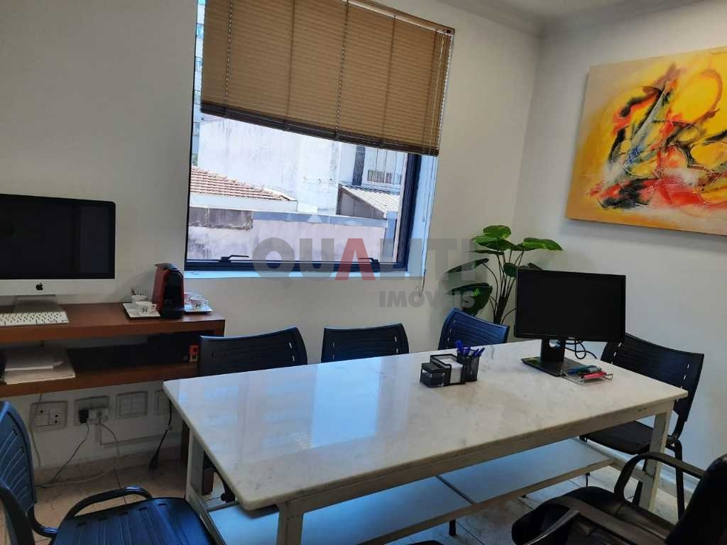 Conjunto comercial para locação na Vila Nova Conceição com 63 m² úteis, copa, 2 banheiros, ar condicionado, 3 vagas de garagem e baixa taxa de condomínio.