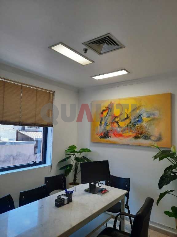 Conjunto comercial para locação na Vila Nova Conceição com 63 m² úteis, copa, 2 banheiros, ar condicionado, 3 vagas de garagem e baixa taxa de condomínio.