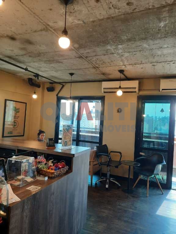 Conjunto comercial para locação na Vila Nova Conceição com 63 m² úteis, copa, 2 banheiros, ar condicionado, 3 vagas de garagem e baixa taxa de condomínio.