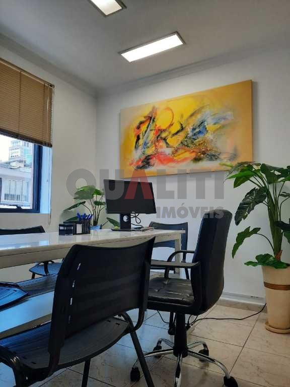 Conjunto comercial para locação na Vila Nova Conceição com 63 m² úteis, copa, 2 banheiros, ar condicionado, 3 vagas de garagem e baixa taxa de condomínio.