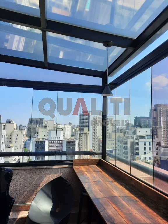 Conjunto comercial para locação na Vila Nova Conceição com 63 m² úteis, copa, 2 banheiros, ar condicionado, 3 vagas de garagem e baixa taxa de condomínio.