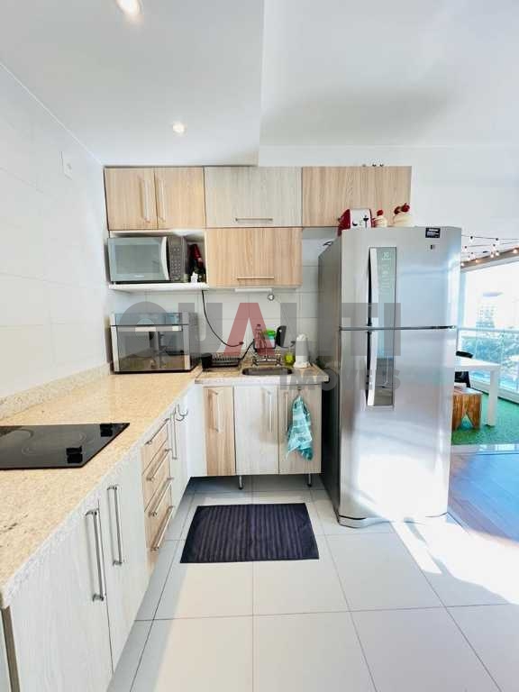 Apartamento a venda na Vila Olímpia com ampla varanda gourmet envidraçado, lazer completo, prédio novo.
