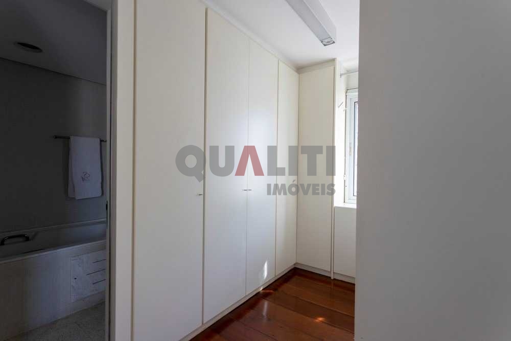 Cobertura Duplex à Venda em Área Nobre de Pinheiros, reformado com lazer completo