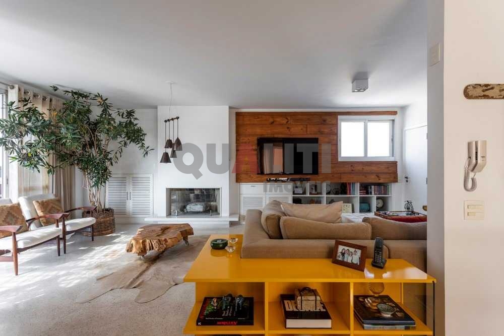 Cobertura Duplex à Venda em Área Nobre de Pinheiros, reformado com lazer completo