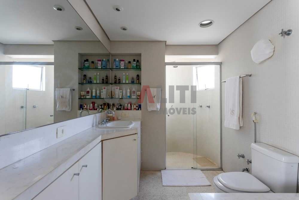 Cobertura Duplex à Venda em Área Nobre de Pinheiros, reformado com lazer completo