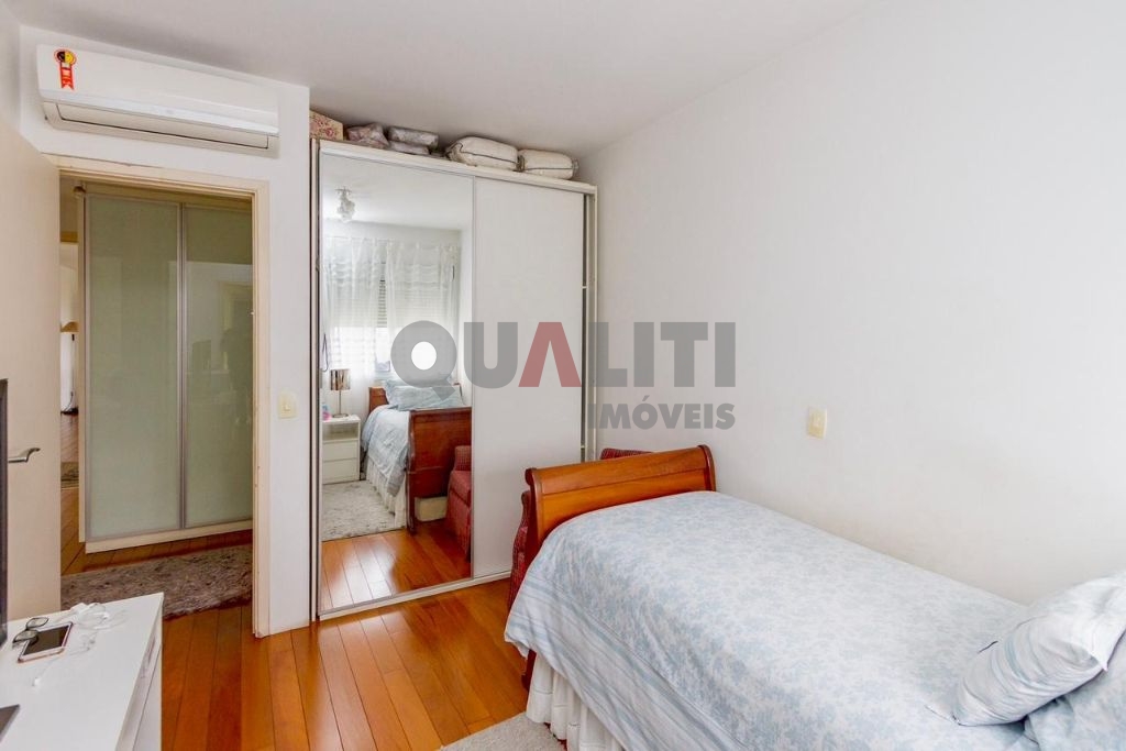 Apartamento impecável para venda no Campo Belo com 3 suítes, 180 m², 3 vagas, terraço gourmet, condomínio clube e baixa taxa de condomínio.